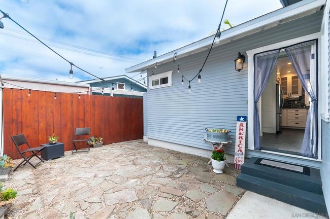Sideyard, great for entertaining! | Image 20
