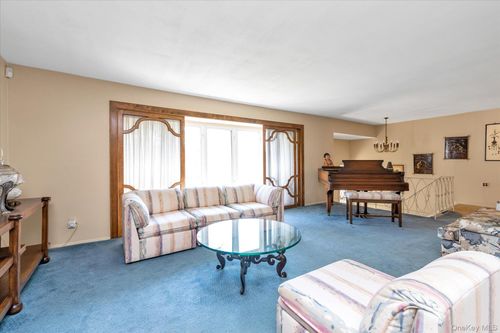 180 Dogwood Rd, Roslyn, NY, 11576-3015 | Card Image