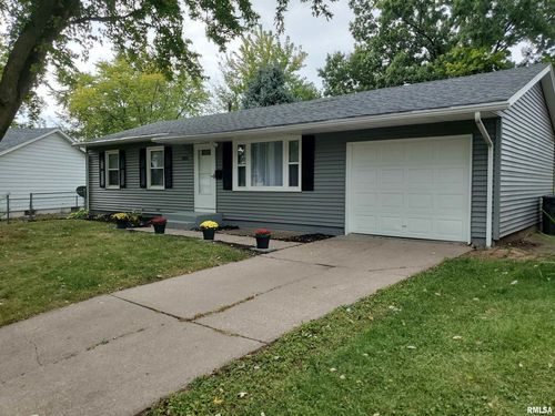 2211 Waveland Dr, Bettendorf, IA, 52722-2778 | Card Image