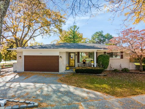 1754 3 Lakes Dr, Troy, MI, 48085-1451 | Card Image