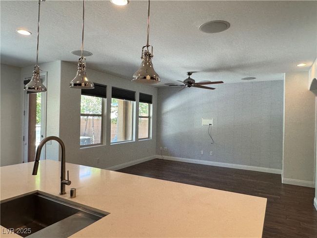 Huge Island with pendant lighting | Image 4