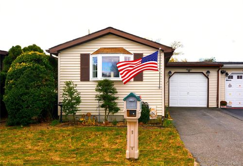 19 Dogwood Ln, Manorville, NY, 11949-3112 | Card Image