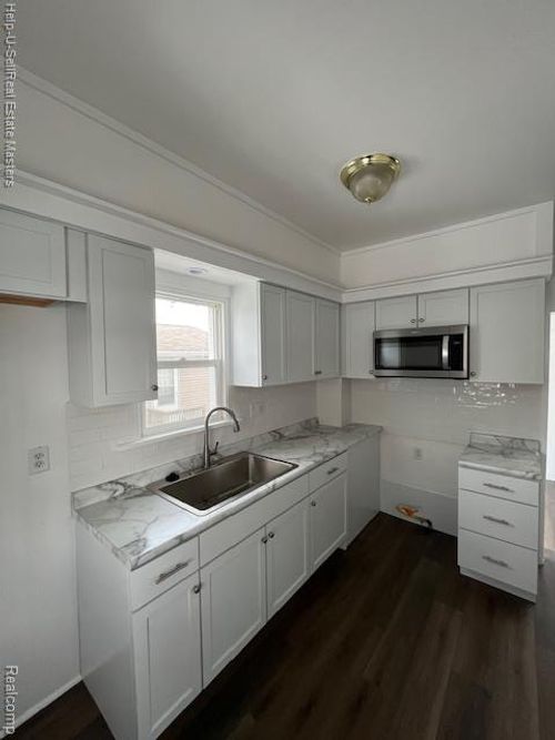 915 10th Ave, Port Huron, MI, 48060-3699 | Card Image