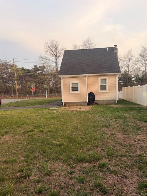 629 Lakeway Dr, West Babylon, NY, 11704-2006 | Card Image