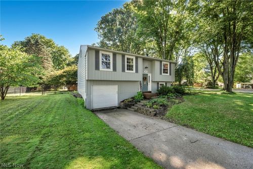1045 Deleone Dr, Kent, OH, 44240-2025 | Card Image