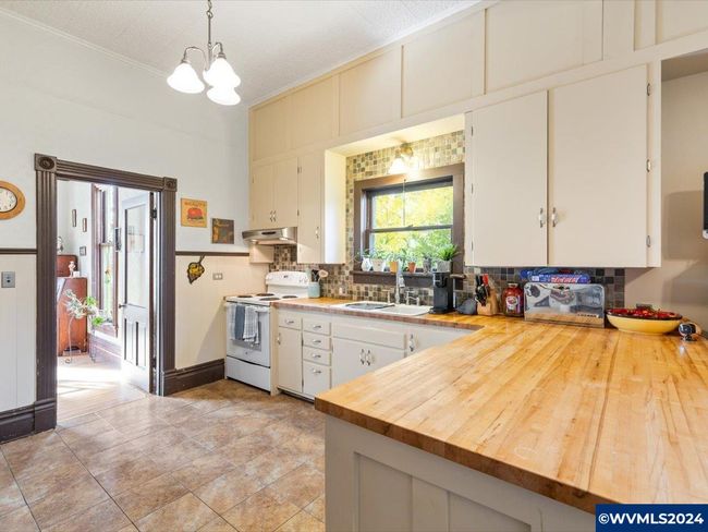 1006 Pine St, House other with 4 bedrooms, 2 bathrooms and null parking in Silverton OR | Image 16