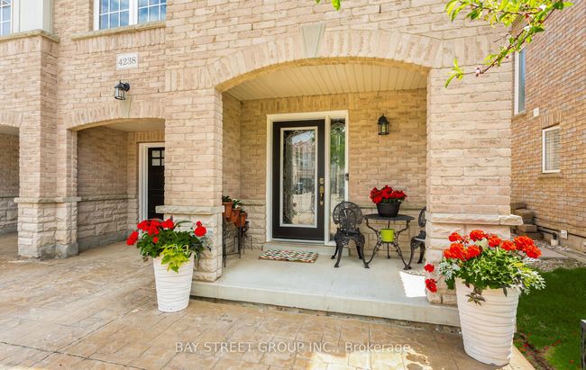 4238 Thomas Alton Blvd, House attached with 3 bedrooms, 4 bathrooms and 2 parking in Burlington ON | Image 5