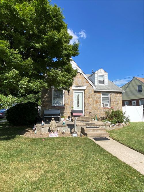 35 Nassau Blvd, West Hempstead, NY, 11552-1808 | Card Image