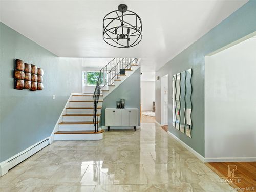 18 Shubert Ln, Bethpage, NY, 11714-6111 | Card Image