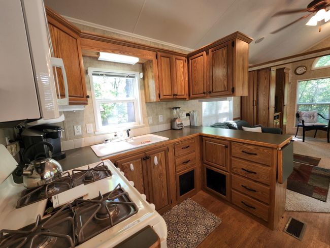 Gas stove and large kitchen | Image 9