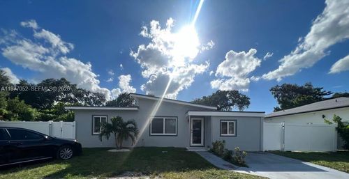 18 Miami Gardens Rd, West Park, FL, 33023-5236 | Card Image