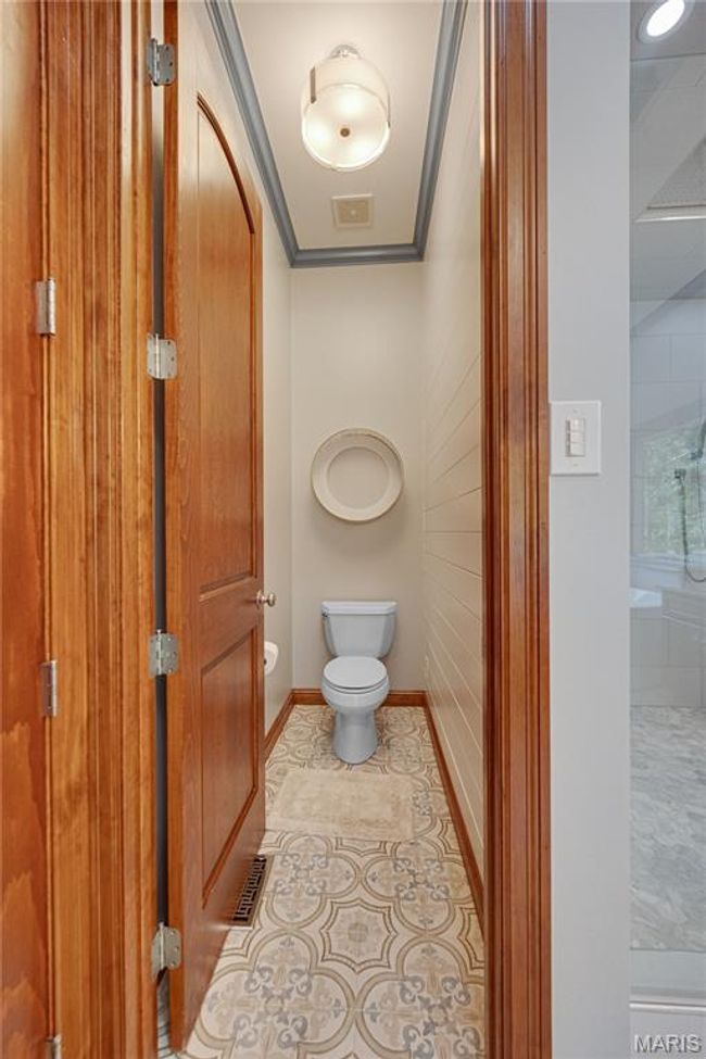 Bathroom with toilet and ornamental molding | Image 27