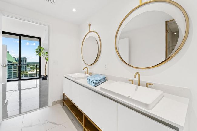 2005 - 2678 Tigertail Ave, Condo with 2 bedrooms, 2 bathrooms and null parking in Coconut Grove FL | Image 9