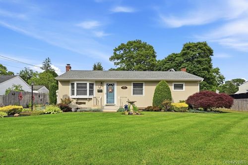 32 Jackson St, Riverhead, NY, 11901-2322 | Card Image