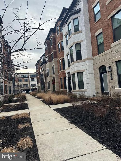 17-209 Market Square Nw, VIENNA, VA, 22180 | Card Image