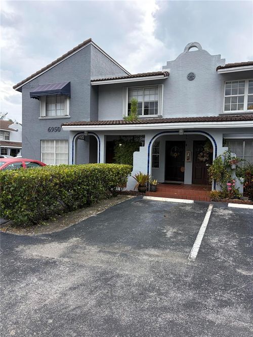 2202-6950 Nw 173rd Dr, Hialeah, FL, 33015-5512 | Card Image