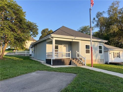 300 W 7th St, Trenton, MO, 64683-2030 | Card Image