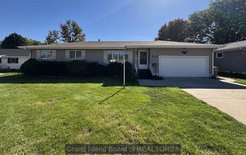 915 E Phoenix Ave, Grand Island, NE, 68801-8153 | Card Image