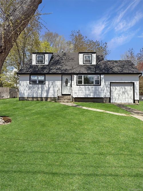 13 Winston Ln, Port Jefferson Station, NY, 11776-3323 | Card Image