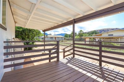 side covered lanai (drivewayside) | Image 2