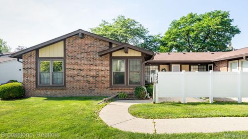 2808 Roundtree Dr, Troy, MI, 48083-2330 | Card Image
