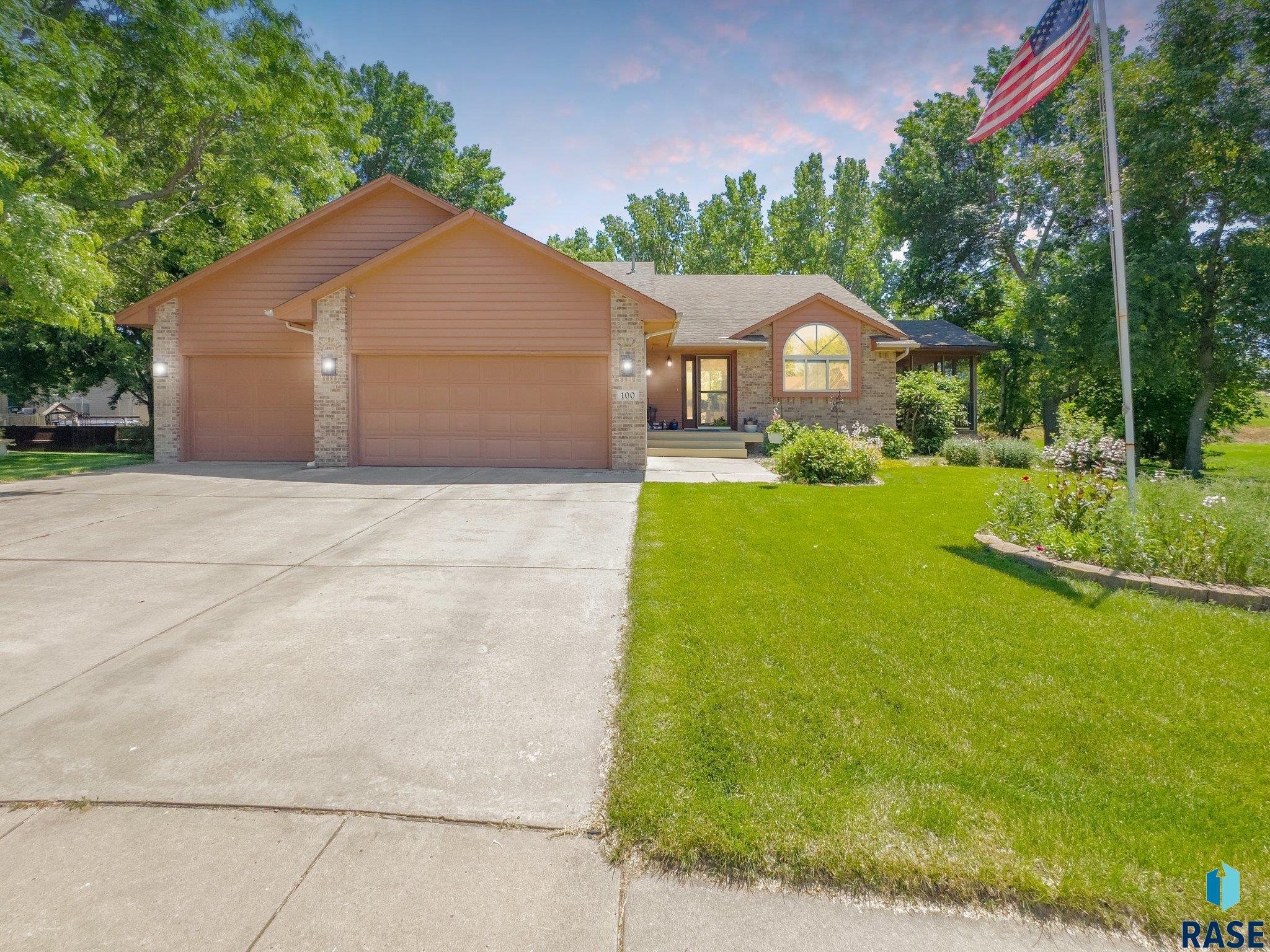 LA Salle Cir, Sioux Falls, SD 57110