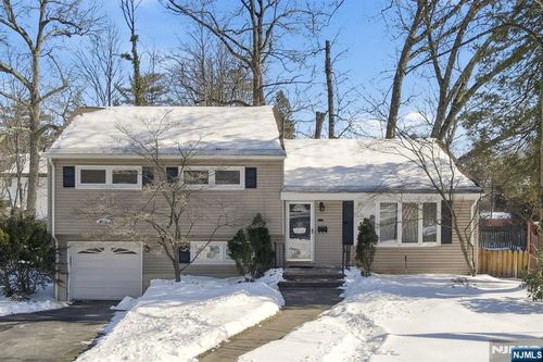 33 Kennedy Ter, Westwood, NJ, 07675-1952 | Card Image