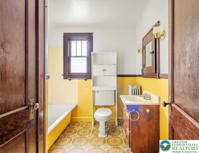 Full Bath with Tub | Image 28
