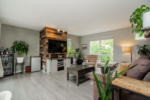 301-7465 Sandborne Ave, Burnaby, BC, V3N4W7 | Card Image