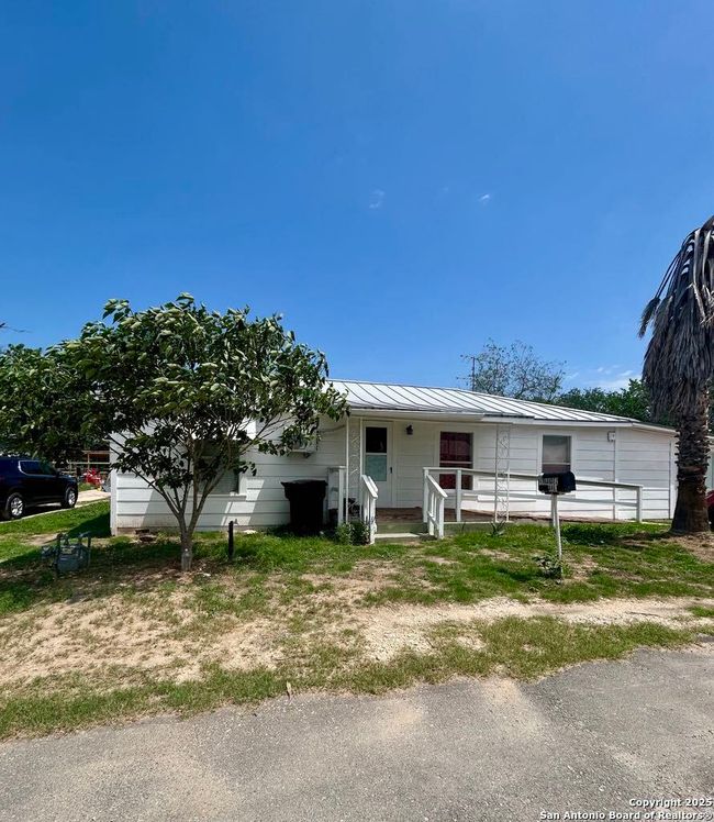 111 Fernandez Ave, House other with 3 bedrooms, 1 bathrooms and null parking in Devine TX | Image 4