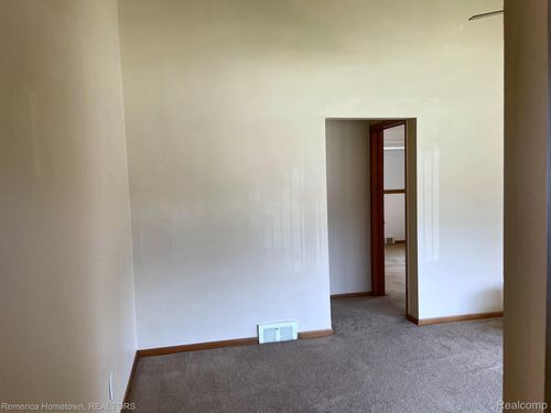32804 Mackenzie Dr, Westland, MI, 48185-1552 | Card Image