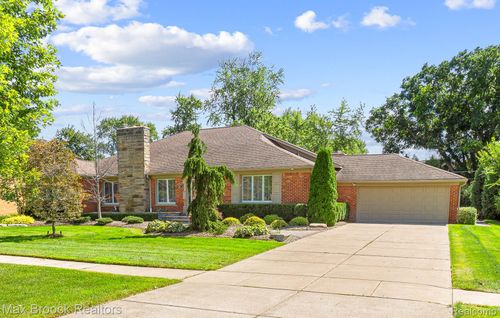 18639 Warwick St, Beverly Hills, MI, 48025-4066 | Card Image
