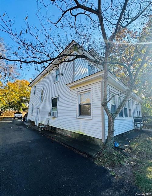 368 Sweezy Ave, Riverhead, NY, 11901-2939 | Card Image