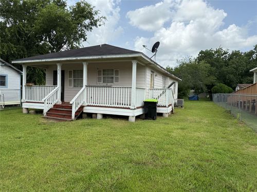 304 Moutray Ave, Wharton, TX, 77488-5633 | Card Image