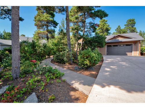 1037 Royal Saint George Dr, Florence, OR, 97439-9564 | Card Image