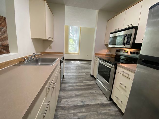 APT-214 - 30 Hanover St, Condo with 2 bedrooms, 1 bathrooms and null parking in Manchester NH | Image 14