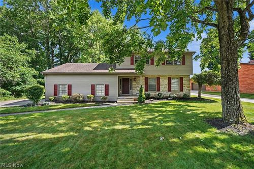 1372 Doncaster Dr, Youngstown, OH, 44511-3608 | Card Image