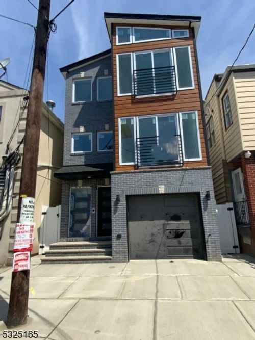 347 3rd Ave W, Newark, NJ, 07107-2322 | Card Image
