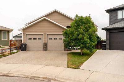 417 Sundance Pl, House detached with 5 bedrooms, 3 bathrooms and 4 parking in Coalhurst AB | Image 1