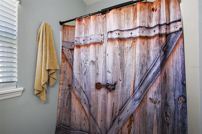 Guest bathroom with tub/shower combo | Image 20