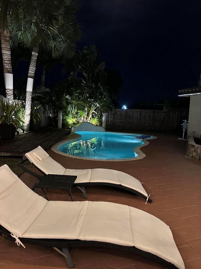 1361 Ne 47th St, For Sale in Oakland Park Zoocasa