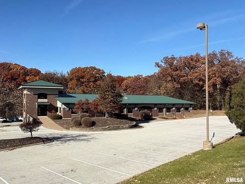 555 Valley View Dr, Moline, IL, 61265-6138 | Card Image