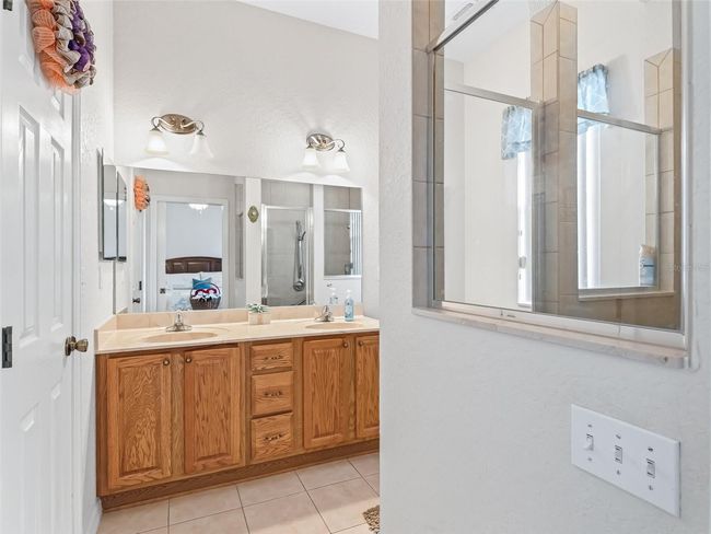 En suite w/2 sink vanity | Image 19