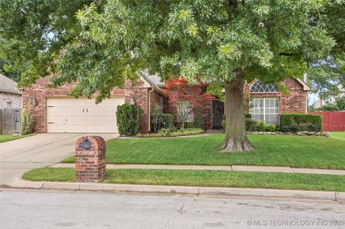 4216 W College St, Broken Arrow, OK, 74012-2734 | Card Image
