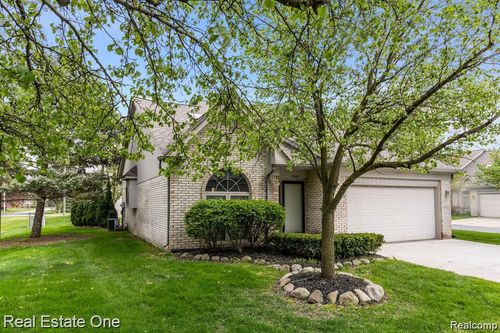 45089 Klingkammer St, Utica, MI, 48317-5732 | Card Image