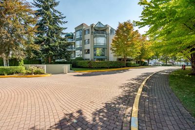 402 - 1785 Martin Dr, Condo with 2 bedrooms, 2 bathrooms and 1 parking in Surrey BC | Image 2