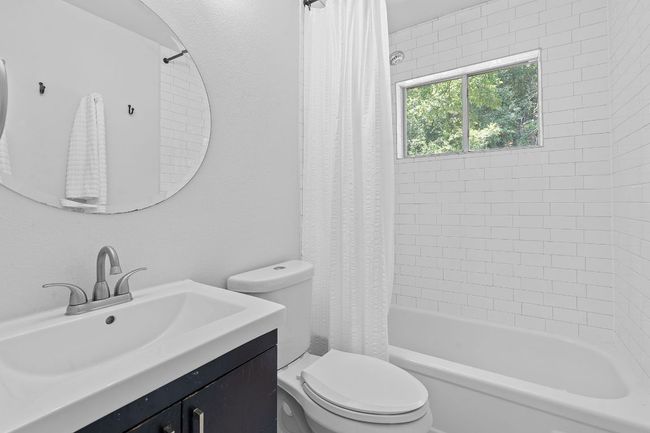 Bright bathroom | Image 12