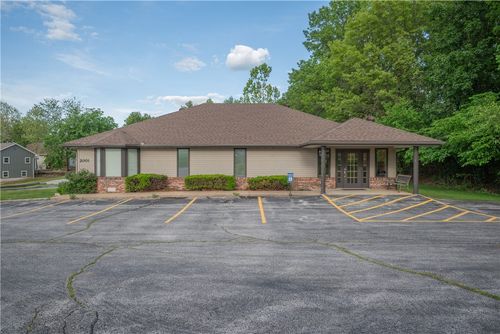 2001 La Questa Dr, Neosho, MO, 64850-2846 | Card Image