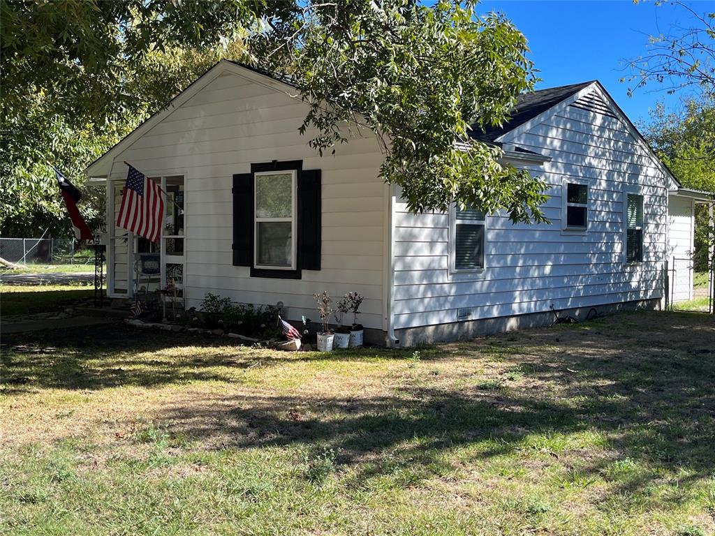 214 N Rike Street, For Sale in Farmersville Zoocasa