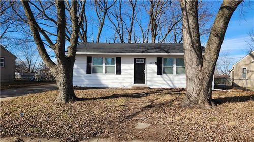 1820 N Vista St, Independence, MO, 64058-1039 | Card Image